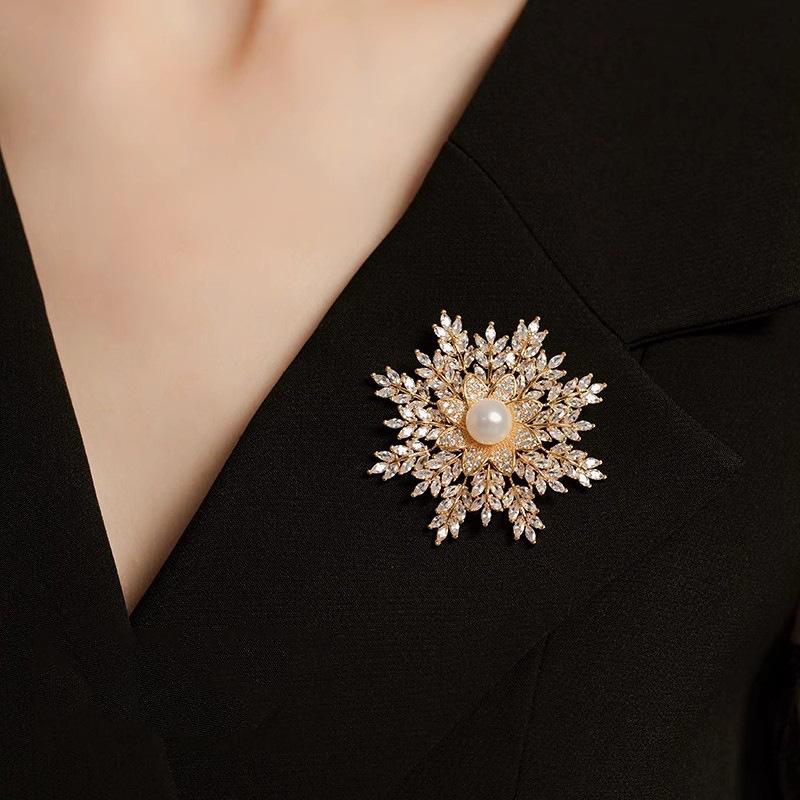 Brilliant Snowflake, High-end Femininity, Versatile and Light Luxury Brooch