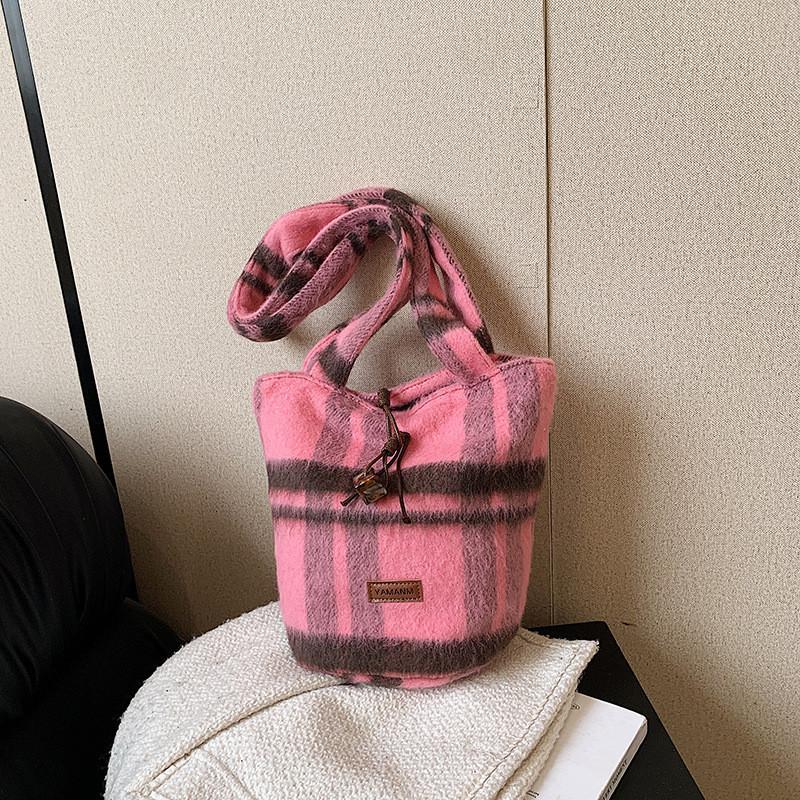Fashionable Woolen Bucket Bag Women s 2023 New Winter Bag Cross-border Trend Large Capacity Shoulder Bag розовый