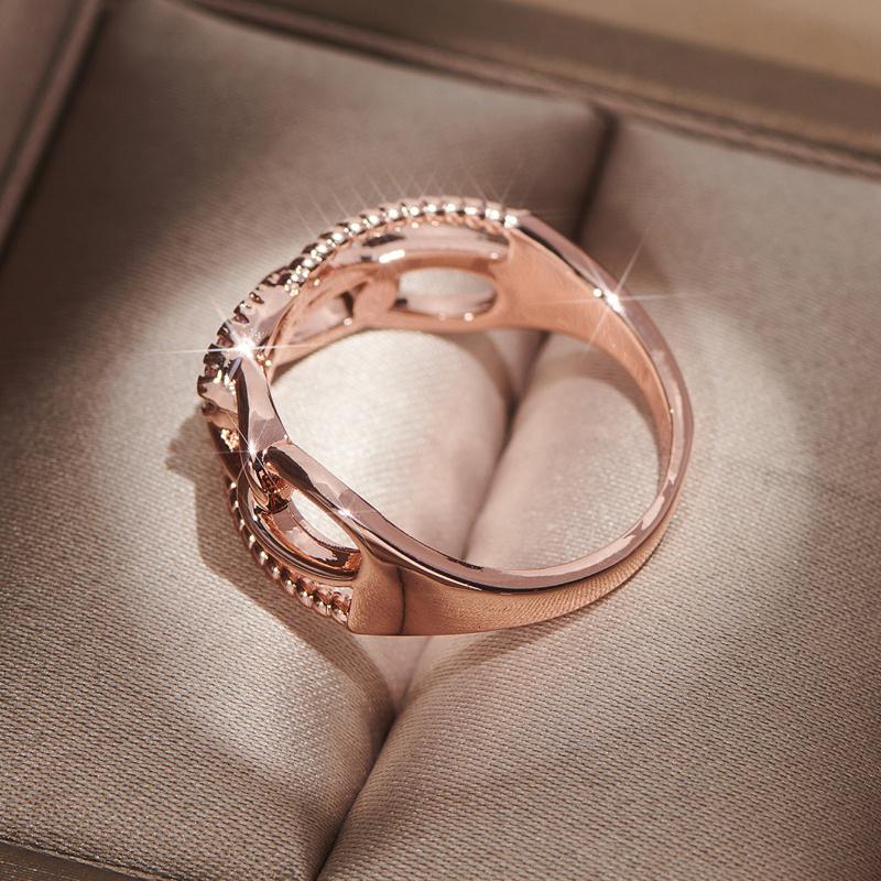 Shining and Unique Creative Chain Interlocking Design, Exquisite and Elegant Micro-inlaid Synthetic Zircon Women's Ring Suitable for Weddings and