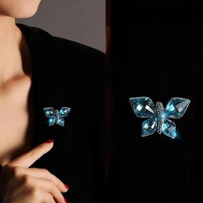 Spilla Farfalla di Cristallo Blu - Un Accessorio Elegante e di Lusso per i Tuoi Abiti e la Tua Collezione di Gioielli.