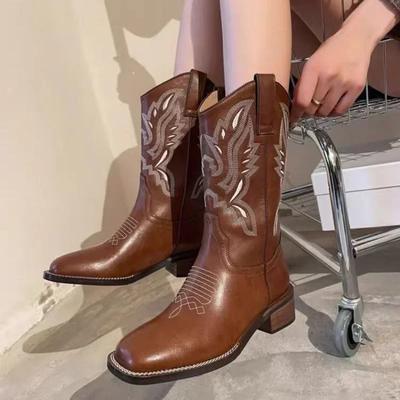Kadın Retro Orta Baldır Western Kovboy Motosiklet Botları Kadın Sonbahar İşlemeli Kare Burun Kalın Topuk Moda Tasarımı Kahverengi Botlar