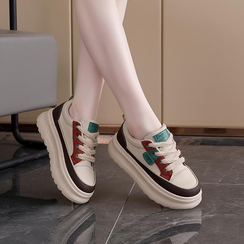 

Small people increase the height of the platform sneakers to show off the feet of the small new KTMZ 35