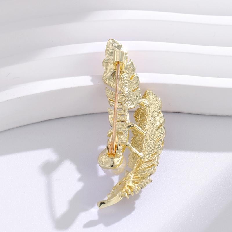 Unique Pearls And Feather Brooch Lightweight 7g Sturdy Zinc Alloy Material Lapel Pin For Daily Comfortable Wear