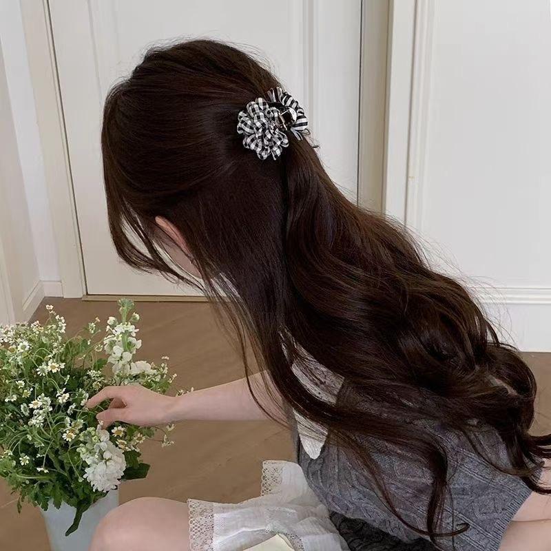 

Большая клетчатая заколка-цветок на затылке показывает объем волос. Зажим «Акула» — универсальный аксессуар для волос small чёрный