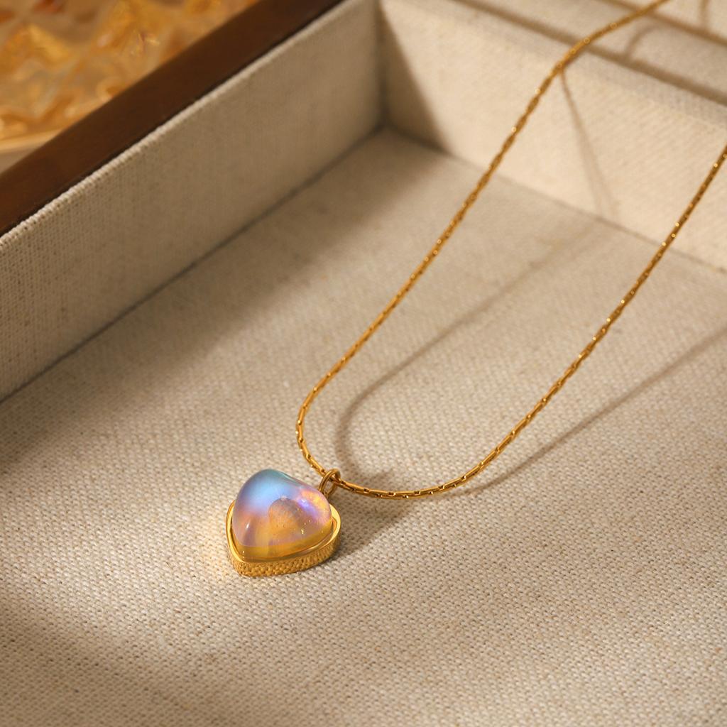 Fashion Gold Heart Pendant Necklace with Natural Moonstone for Women Trendy Collarbone Chain