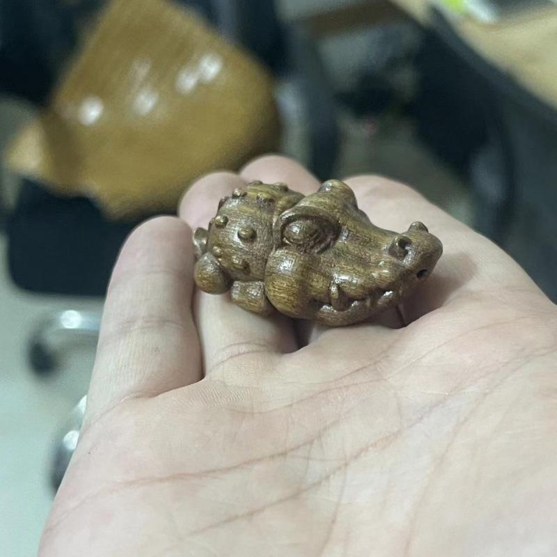 Golden Sandalwood Crocodile Small Ornament – Handheld Office Décor Petit Wood Carving Pendant Gift