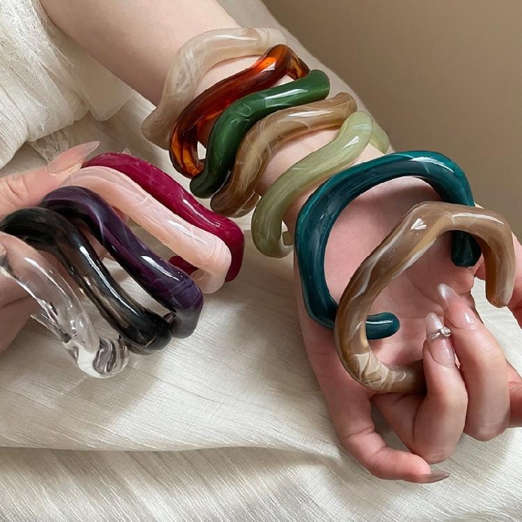 Artistic Gradient Resin Geometric Bangle Elegant Cuff Bracelet Lightweight Stylish Jewelry Unisex Fashion Accessory