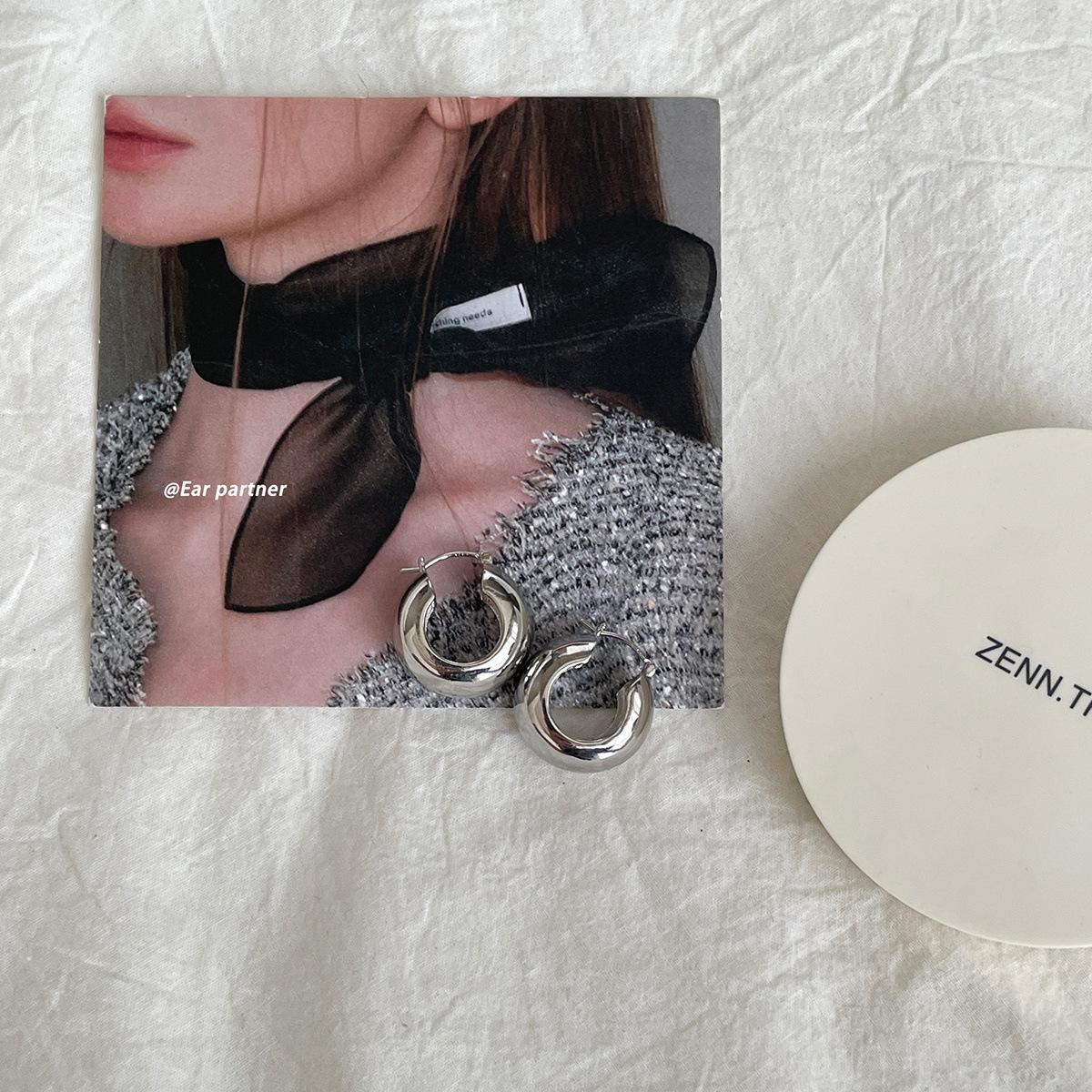 

Серьги-кольца из серебра 925 пробы, маленькие толстые, женские, нишевая мода, минималистичный стиль, простые серьги-кольца, изысканные, продвинутые, новые серьги 925 silver needles