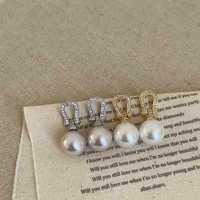 Niche High-End Pearl Horseshoe Buckle Earrings Women'S Light Luxury Retro Elegant Fashion Commuting Versatile Earrings