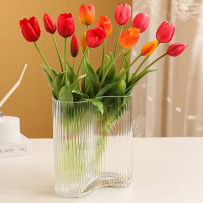 Wunderschöne künstliche Tulpen, PE-Hände, die auffällige Schieß-Requisiten fühlen