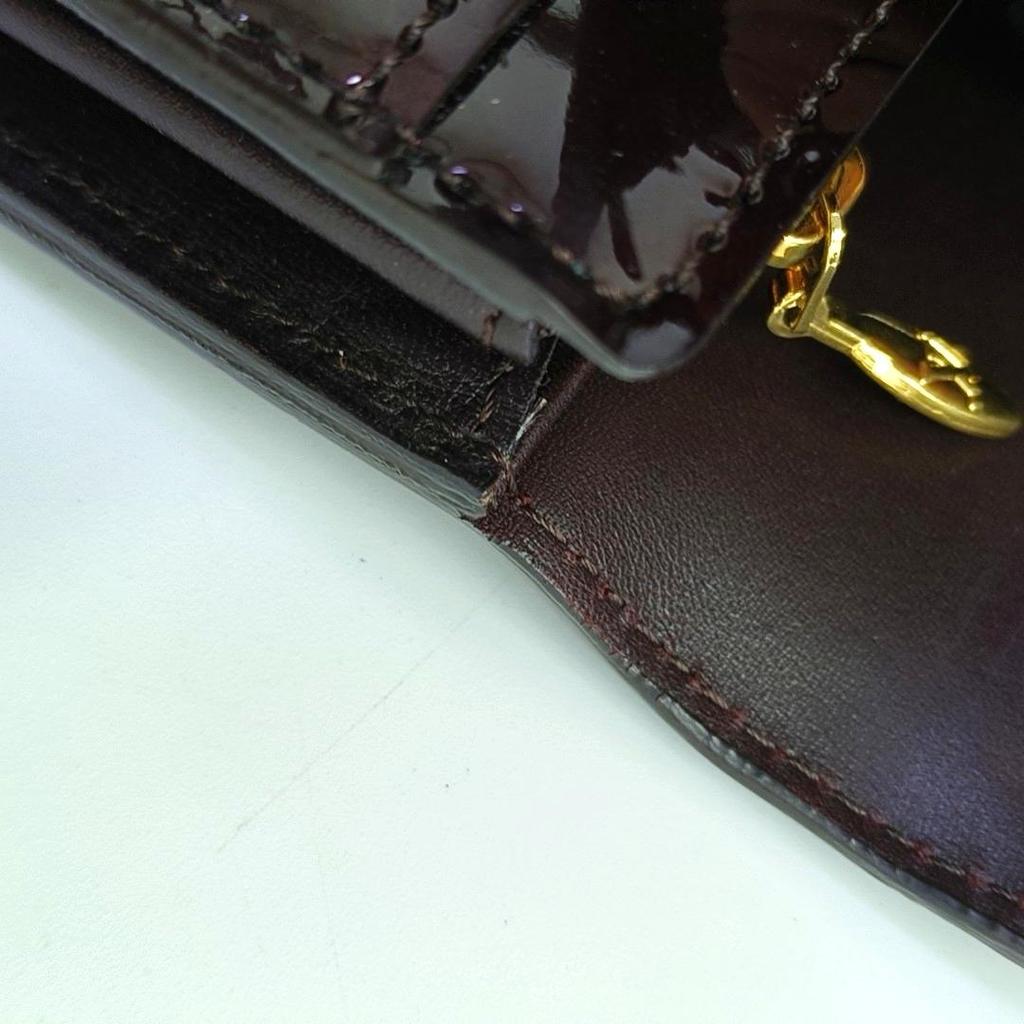 [Pre-Owned] Sarah Wallet Snap Closure Logo Embossed Folded Patent Leather - Very Good #WVIH1Q