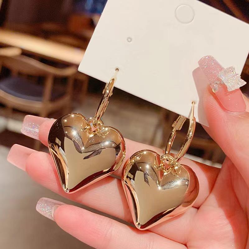 Retro Gold Color Heart Shape Stud Elegant Embossed Heart Shape Alloy Stud Earrings For Women Fashion Jewelry Party Gifts