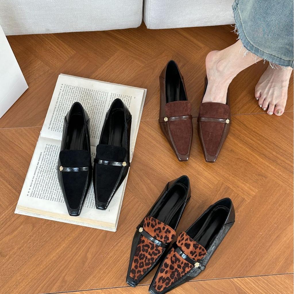 French retro single shoes women wear high-end pointed small leather shoes women's cream oilskin thick heel Mary Jane shoes women 2025