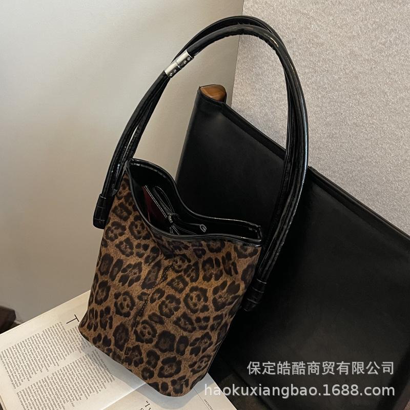 Autumn and winter super fire leopard print bucket bag 2025 new women's commuter versatile fashion trend exquisite portable shoulder bag