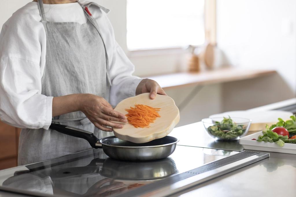 Woodpecker Ginkgo Wood Cutting Made In Natural Ginkgo Wood Cutting Board with Flower Design Board, Japan, Wood, (Small)