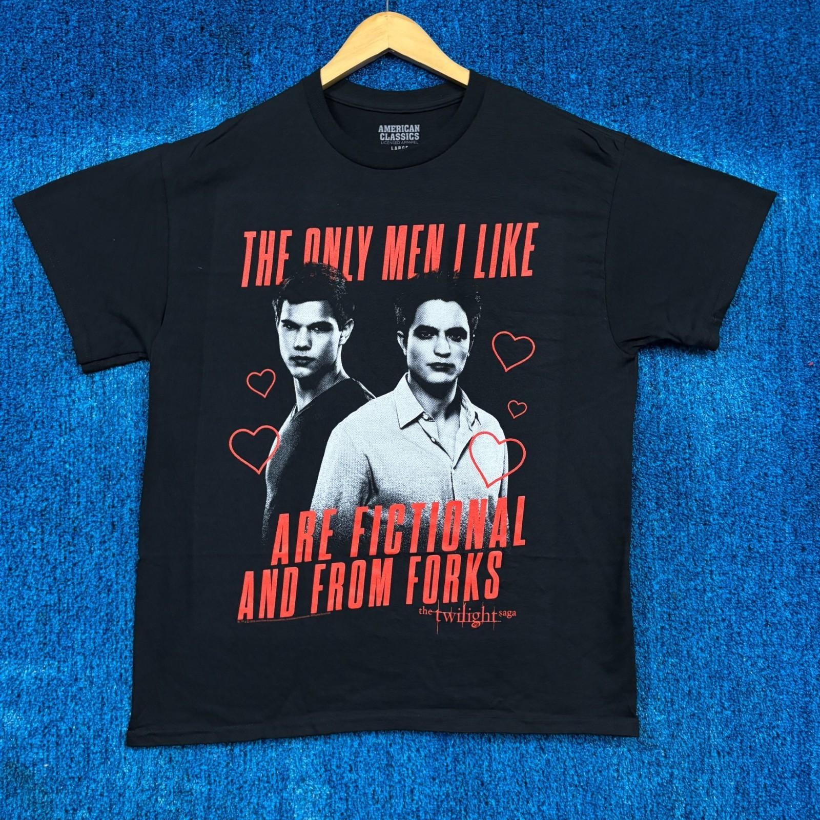 Twilight “The Only Men I Like Are Fictional” Graphic T-Shirt Size L Unisex T-Shirt M