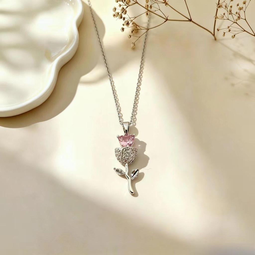 Elegant Cat Pendant Necklace: Fresh Design with Micro-Set Zircons for Women - Light Luxury & High-End Feel; Perfect Clavicle Chain Accessory.