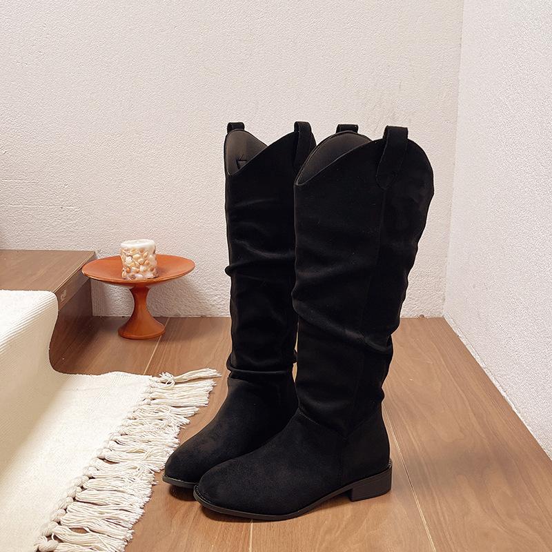 Herbst und Winter 2025 Retro Matte Plissierte Stiefel mit Raffung Damen Schuhe Maillard Braun Matt V-Ausschnitt Weitschaftstiefel