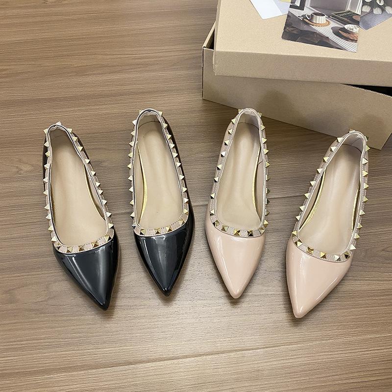 Spitznieten-Einzelschuhe Damen Französisches Temperament Lackleder Oberbekleidung Weidenbeladene Schuhe Nachtbrise Sanfte Nude-Ballerinas Damen