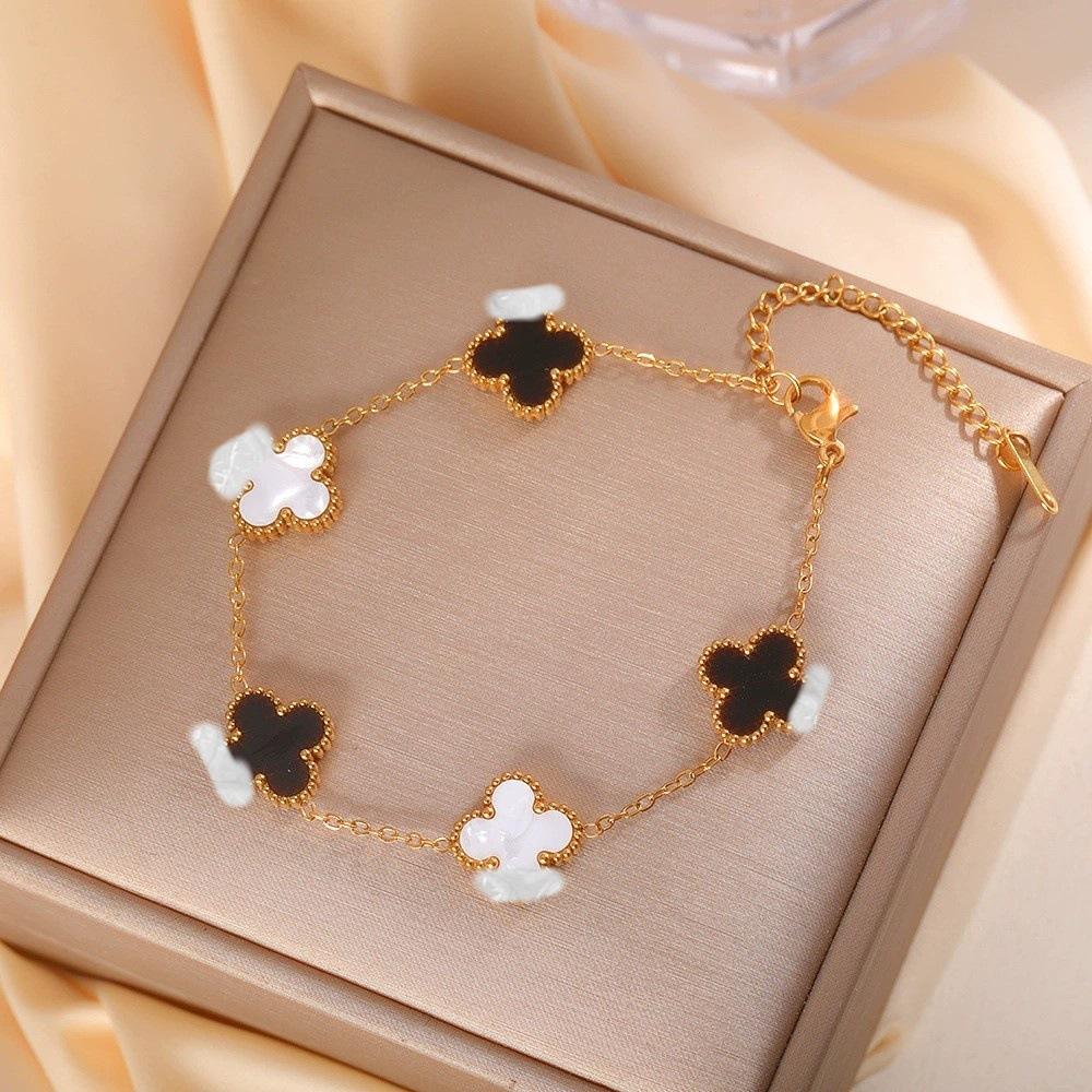 Vierblättriges Kleeblatt Armband Ein leichter Luxus und hochwertiges Damen Schmuck Accessoire Ein modisches Armreif für Damen