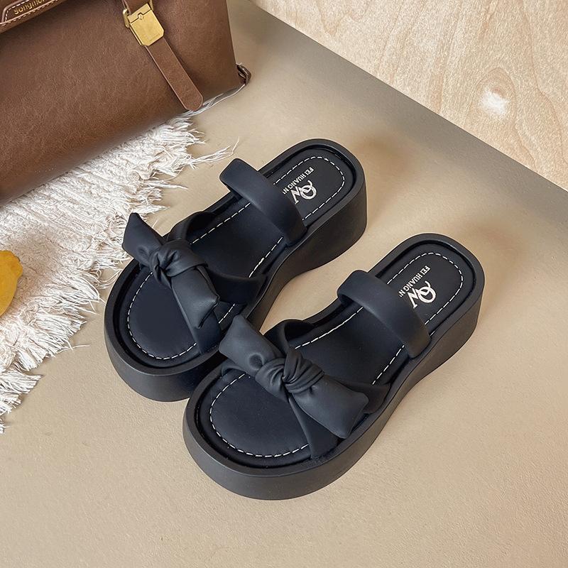 Thick-soled height-enhancing cool slippers for women's summer wear with skirts 2025 summer new high-end silver fashion beach shoes