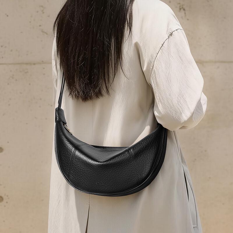 

Женская сумка через плечо и на плечо St&Sat в форме полумесяца с декором в виде пельменя