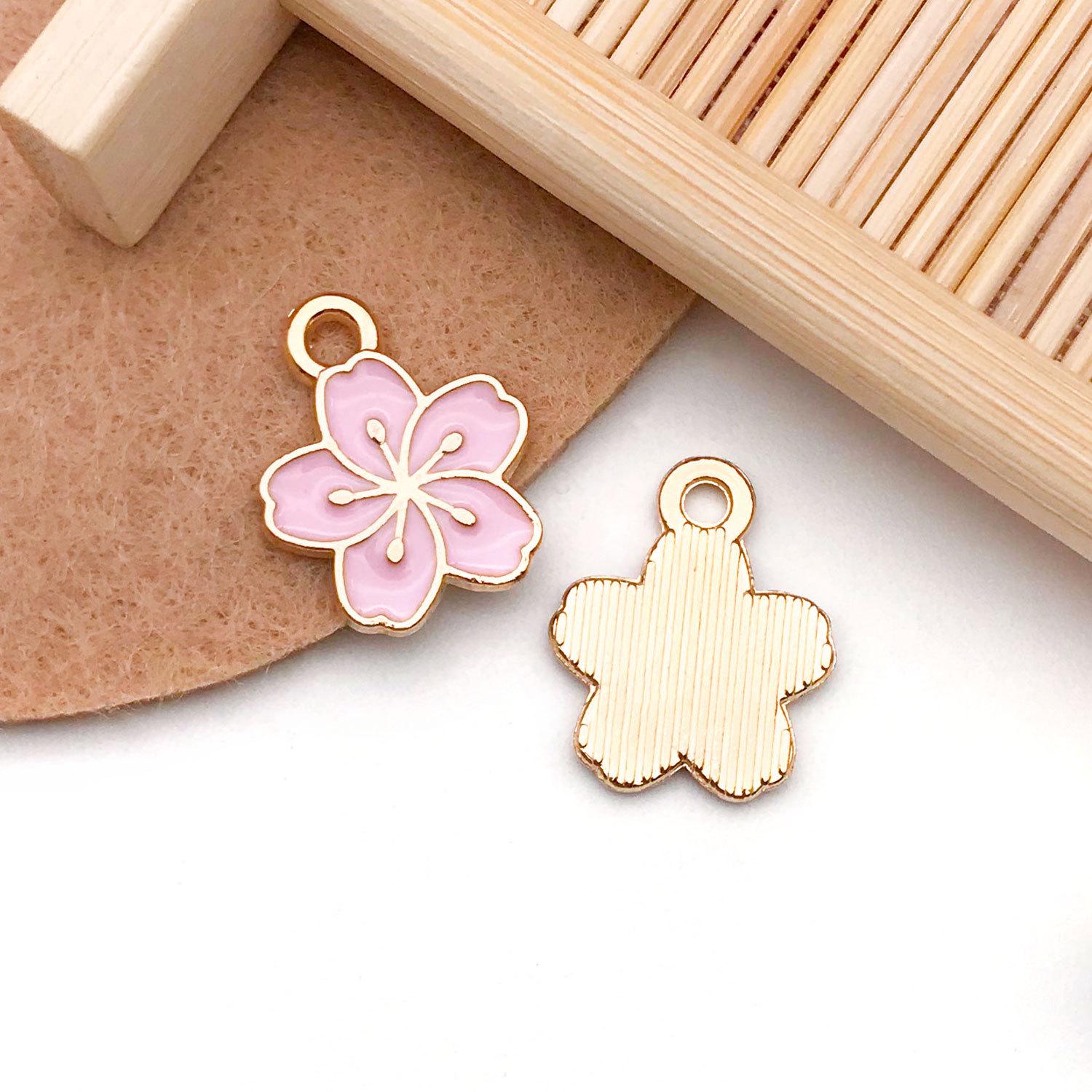 Подвески в виде розовых цветов сакуры: Материалы для изготовления симпатичных брелоков и подвесок своими руками.