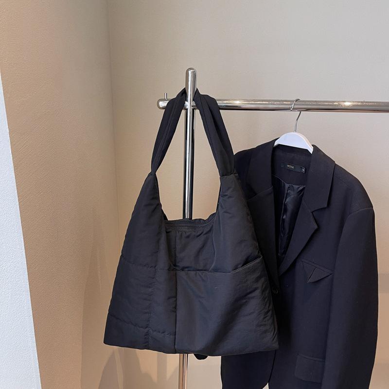 

Versatile underarm tote bag women s new summer large-capacity commuter shoulder bag student class bag чёрный