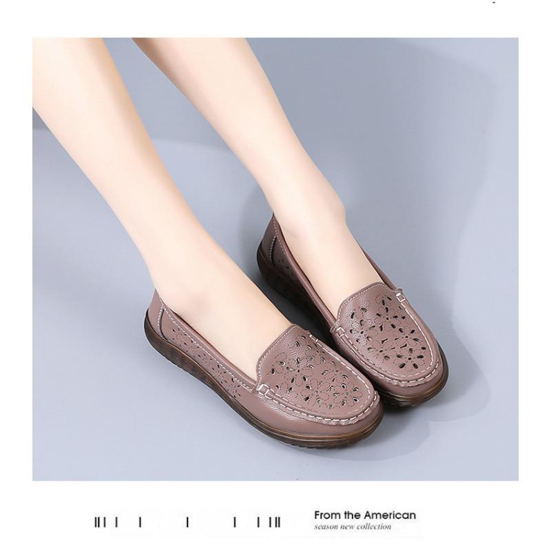 Women's Summer Fashion Outerwear: Versatile, Perforated and Breathable Large-sized Sandals for Middle-aged and Elderly Mothers