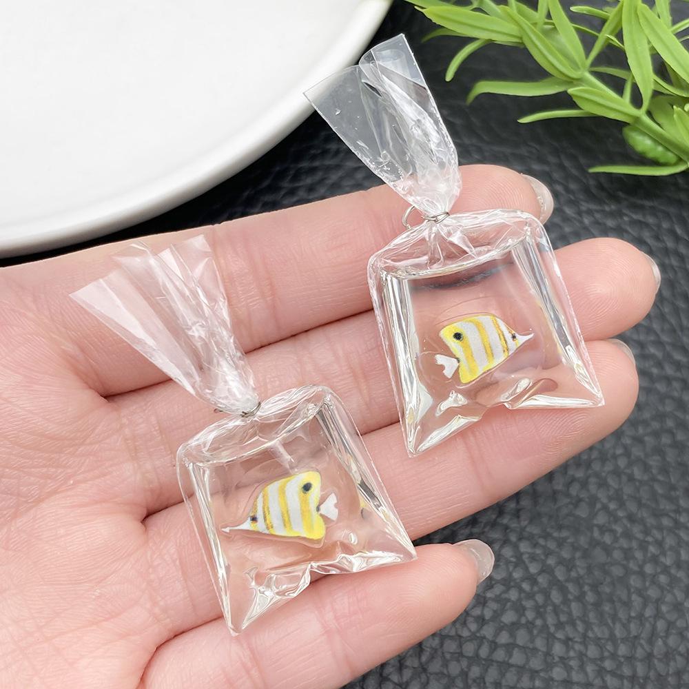 Pendientes Colgantes de Resina Transparente Agua de Mar Pez Dorado y Accesorios para Llavero