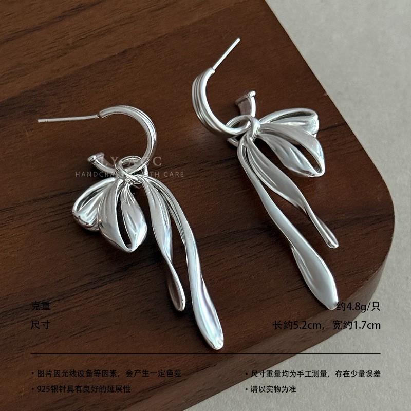 Gold and silver series zircon stud earrings two-color gold and silver hollow relief earrings light luxury cold shining versatile ears