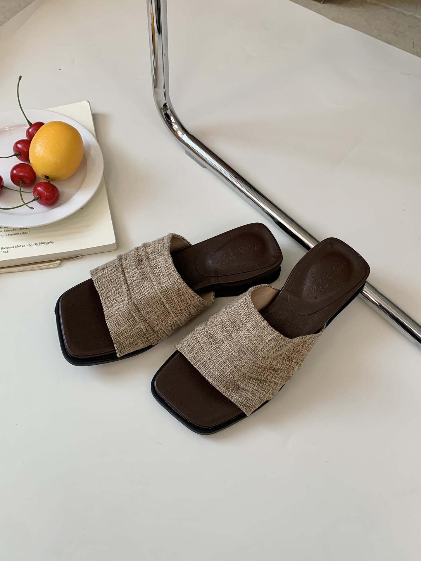 

Босоножки на танкетке женские лето 2025 новые ретро нишевые фея однословные шлепанцы французский квадратный носок толстая подошва 39 хаки