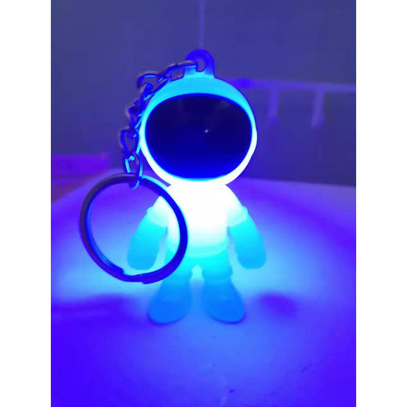 3D Astronaut Keychain: Trendy Car Pendant & Bag Accessory for Men and Women