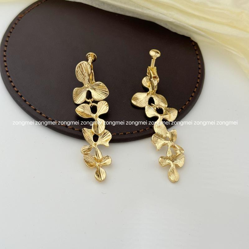 French Romantic Metal Flower Dangle Earrings: Light Luxury, High-End, and Fashionably Unique for Women