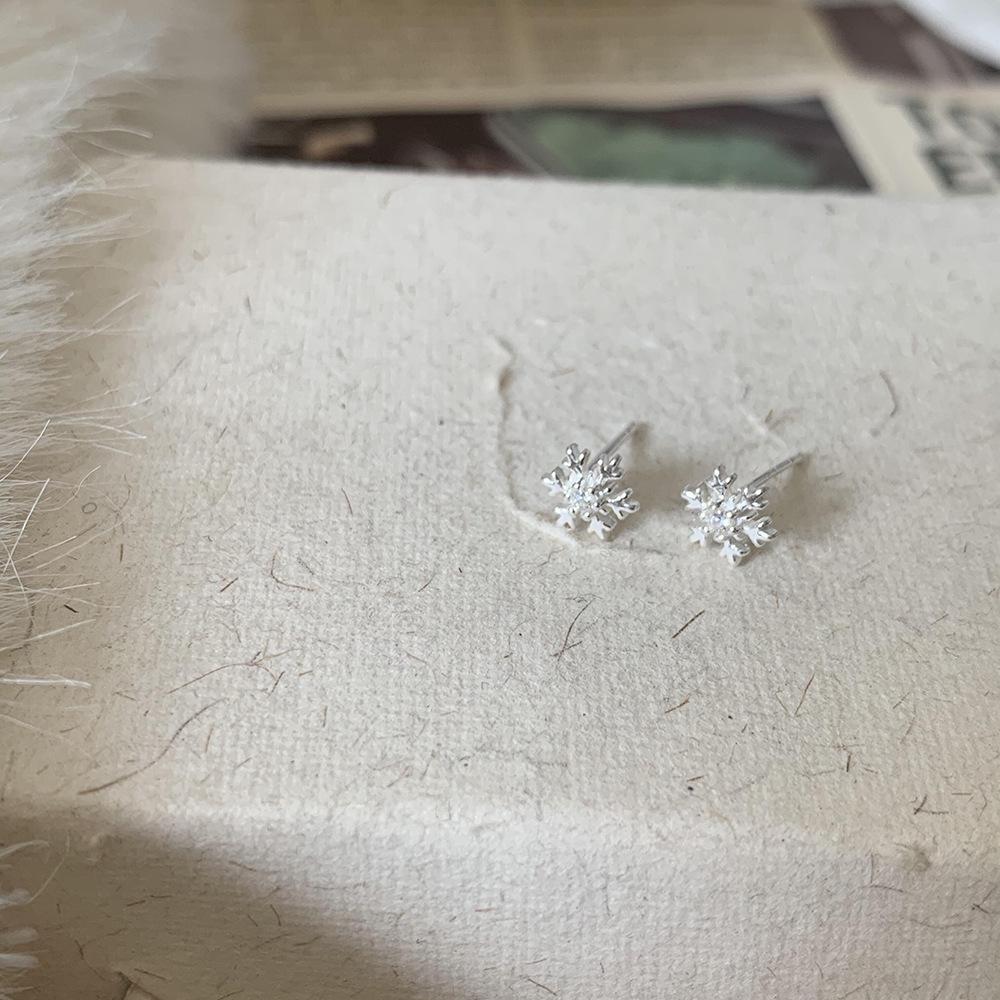 Flash Zircon Snowflake Stud Earrings: Elegant Women's Gift, Light Luxury & Versatile Fashion Design for Christmas.