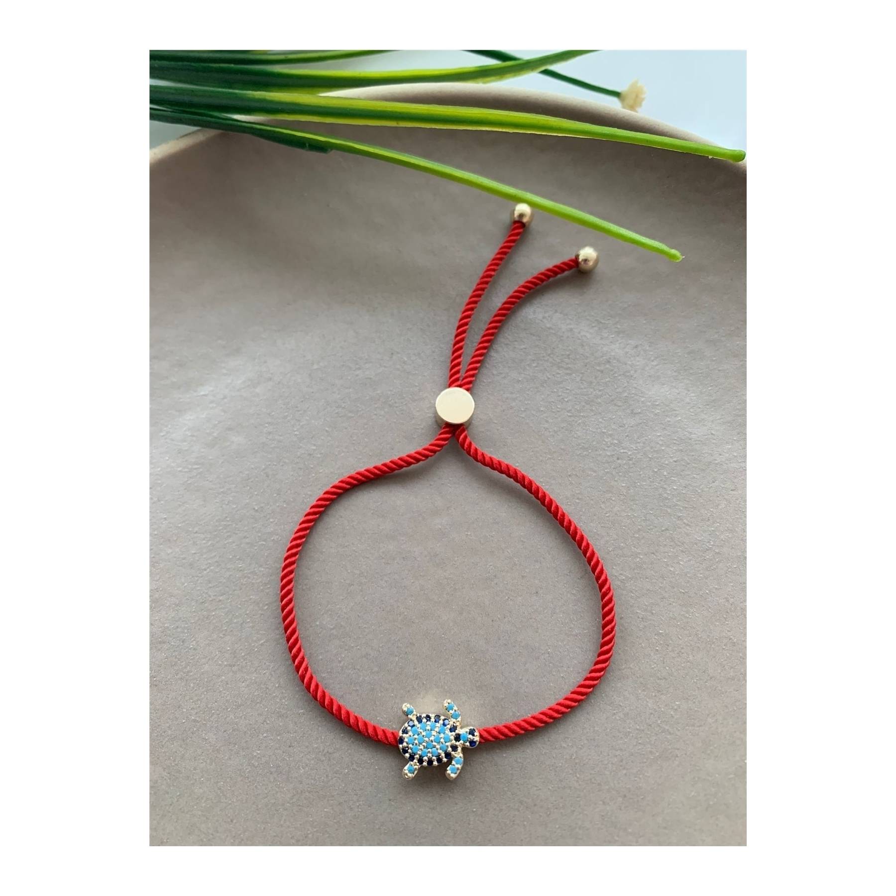 

Браслет черепаха из циркона с красной нитью
