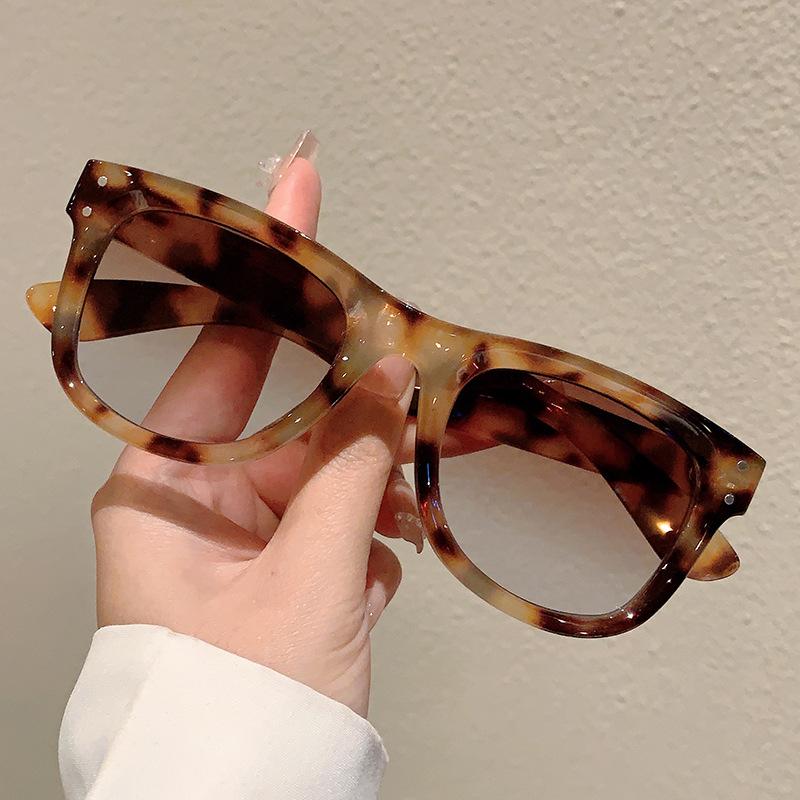 

Classic Rivet Y2K Luxury Brand Designer Vintage Square Sunglasses Women For Men Sun Glasses Trendy Punk Popular Shades UV400