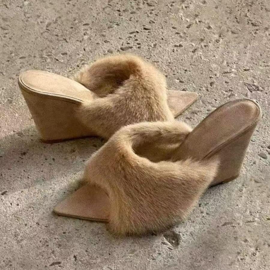 2025 neue Damenschuhe Mode Temperament Europäischer und Amerikanischer Stil spitze Slipper Damen Ein-Wort-Slipper Keilabsatz High Heels flauschige Sli