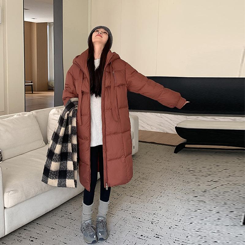 The big quilt is thickened with a new loose down padded jacket for the winter of 2025, and a women's long over-the-knee cotton jacket