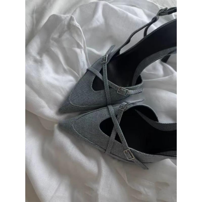 Pumps mit spitzer Zehenpartie und dünnem Absatz aus Denim für Damen, Eine neue, ausgefallene und stilvolle Klapp-Top-Mode für Damen im Sommer 2025