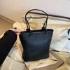 Portable woven bag women's 2025 new trendy retro tote bag simple large capacity shoulder armpit bag