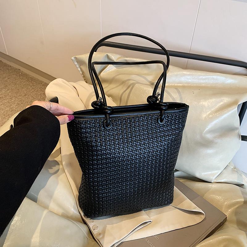 Portable woven bag women's 2025 new trendy retro tote bag simple large capacity shoulder armpit bag