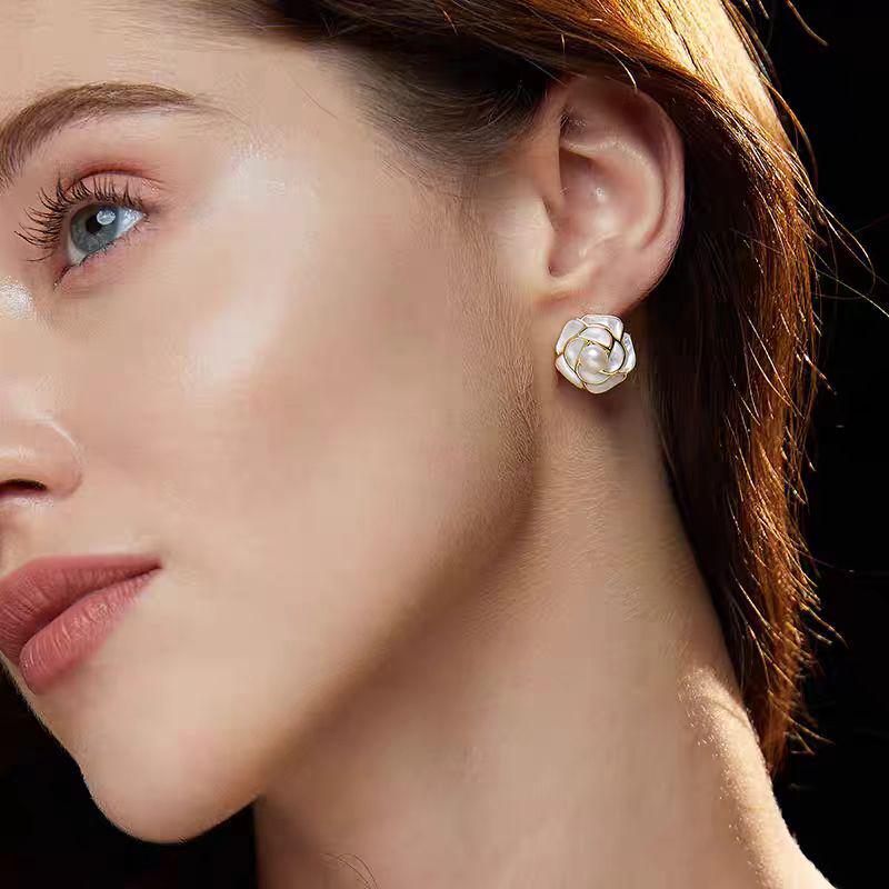 Cercei stud Camelia cu Perle Naturale de Apă Dulce de Grad 5A, Stil Haute Couture Francez, Tendință de Modă Femei pe TikTok.