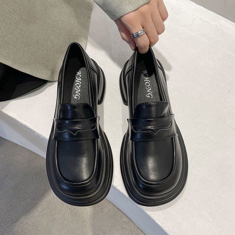 

Retro British style autumn and winter small leather shoes women s 2025 new French round head versatile thick sole heightening love single shoes 40 чорний