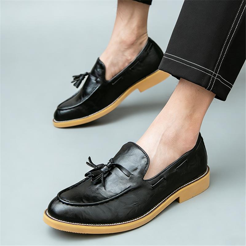 Modedesigner Neue Spitze Schwarze Braune Quasten Loafer Slip-on Schuhe Für Herren Formelle Hochzeitskleidung Homecoming Zapatos Hombre