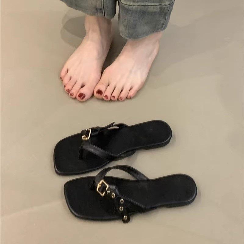 Niche design sense sandals women wear 2025 summer retro belt buckle toe holiday beach flip-flops women