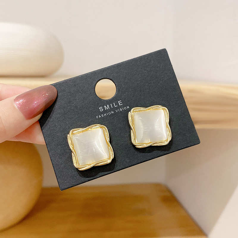Nouvelles Boucles d'Oreilles Carrées Beige à Clous pour Femmes Mode Coréenne Filles Douces Texture Gelée Design Unique Accessoires d'Oreilles Féminins 2026 nouveau