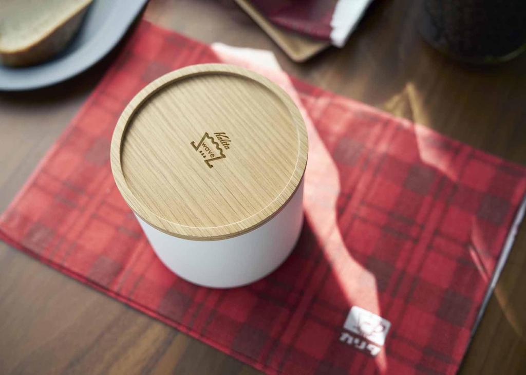 Kalita Wave Filter Case, White, WT, with a wooden lid to keep dust and odors out of the filter. Fits RIN 155 and 185 models. #44324. Stylish and