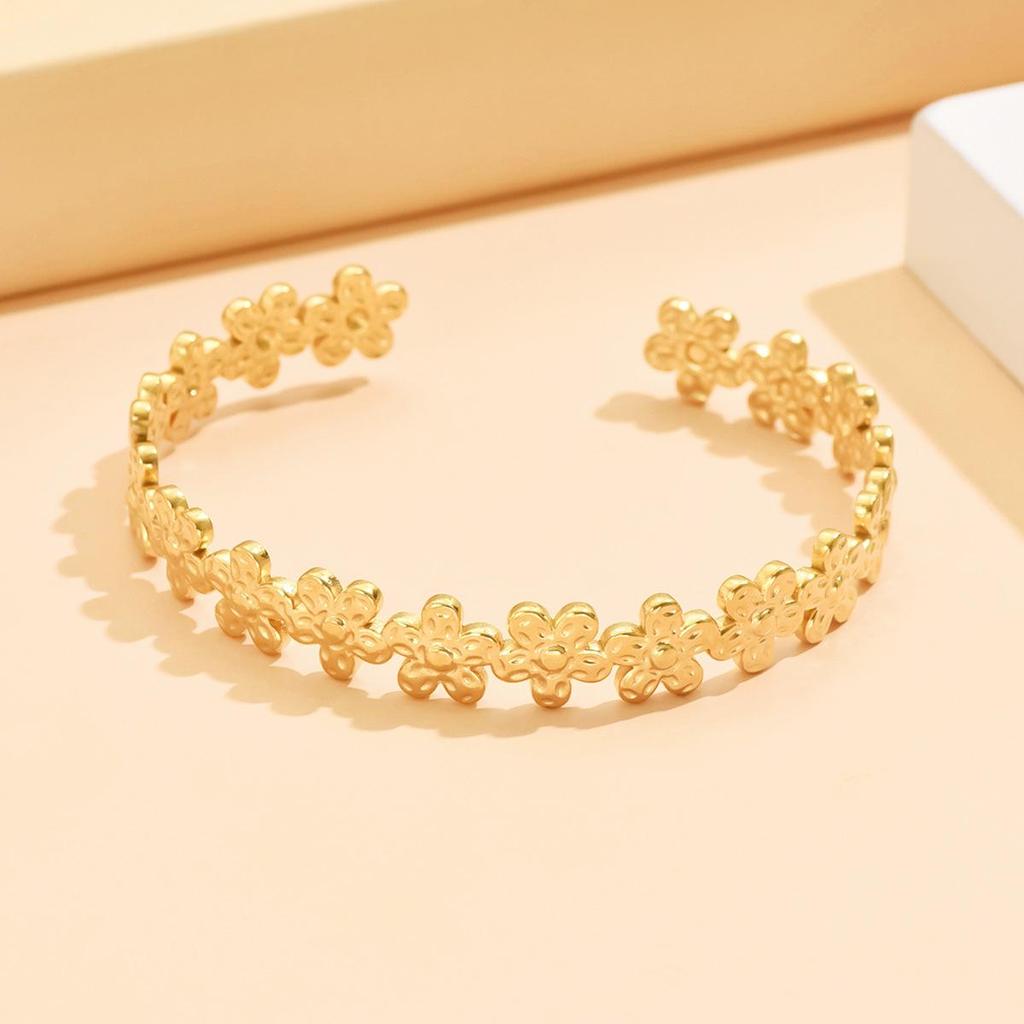 18K Gold-Plated Stainless Steel C-Shaped Open Bangle with Fashion Fresh Flower Design