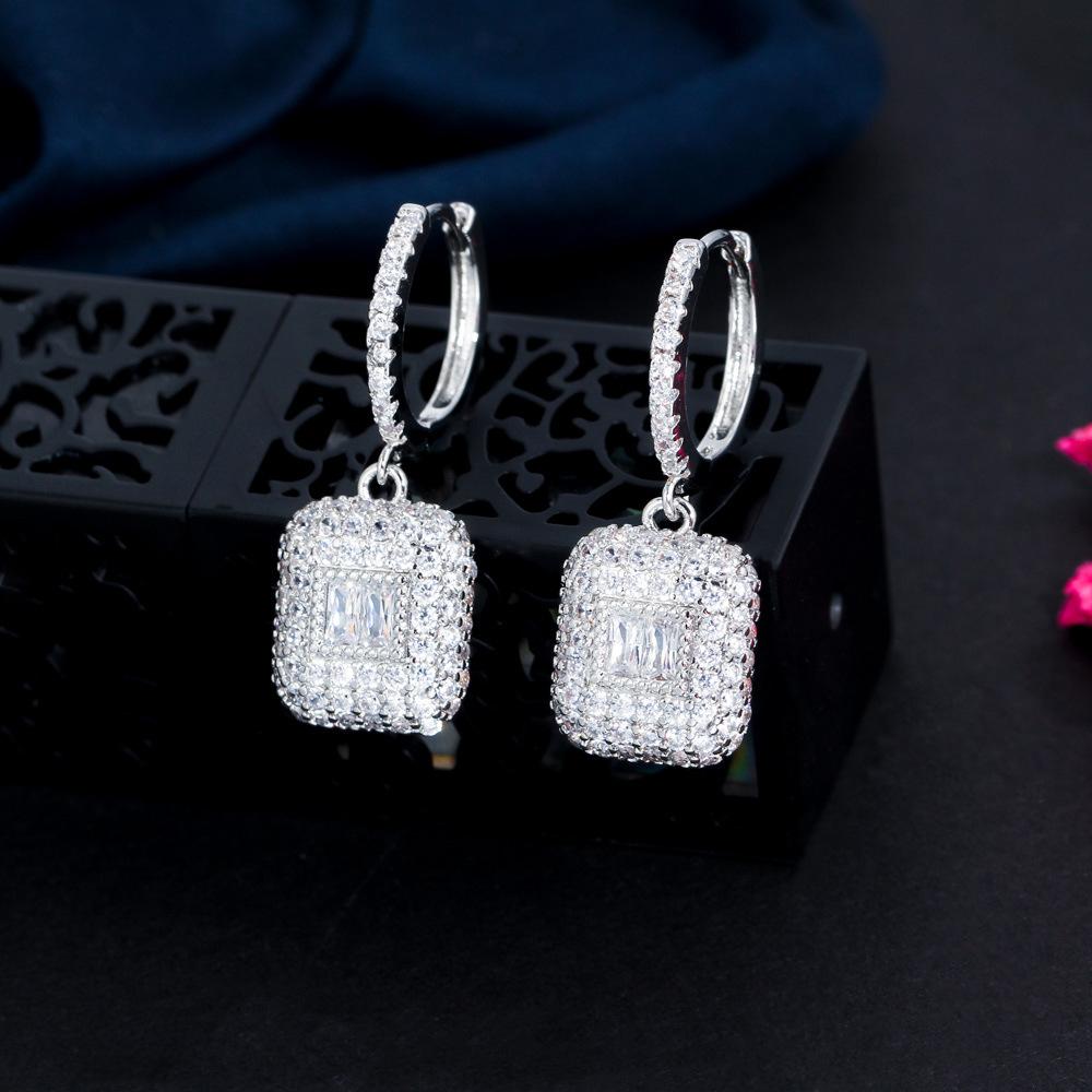 

Легкая роскошь, темперамент знаменитости, микро-инкрустация цирконами, геометрические квадратные серьги, супер сверкающие серьги-кольца с полным бриллиантом. белого золота